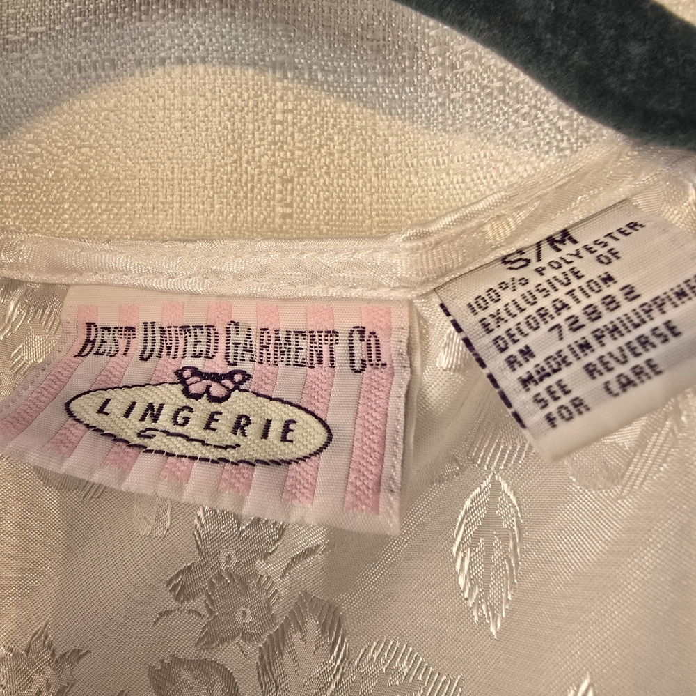 Vintage White Satin Robe with Luxurious Sheen Floral detail Lace on sleeve - Picture 5 of 5